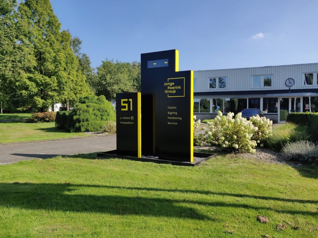 reclamezuil buiten Jonge Poerink (2)