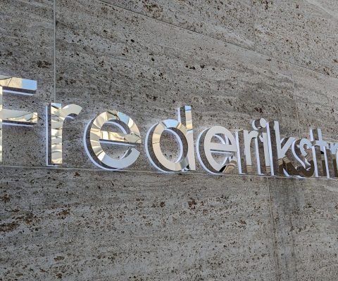 Frederikstraat, mirror letters, naar achter uitschijnend middels 18mm opaal wit acrylaat