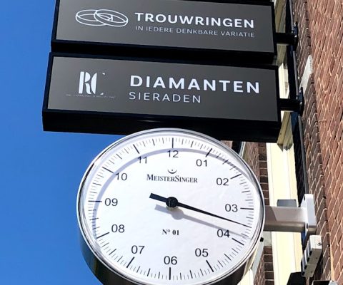 Reclame borden met klok